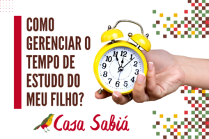 Imagem de mão segurando um relógio, logo da casa sabiá