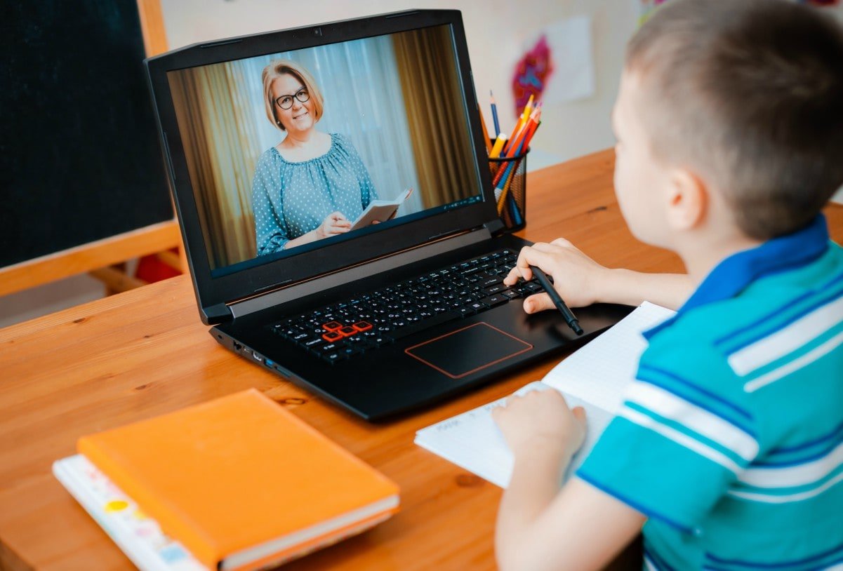 aula de reforço escolar online individual com professor particular
