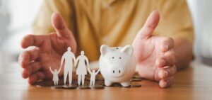 pais avaliando o investimento em reforço escolar particular para o filho